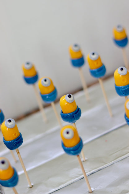 Sucette sculptée en forme de mignon à la banane et à la myrtille. Photo de production prise dans le laboratoire de confiserie 