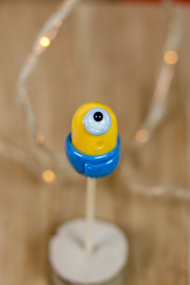 Sucette sculptée à la main en forme de minions à la banane et à la myrtille