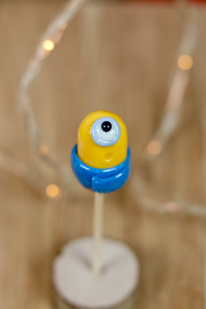 Sucette sculptée à la main en forme de minions à la banane et à la myrtille