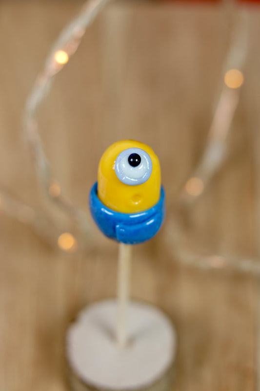Sucette sculptée à la main en forme de minions à la banane et à la myrtille