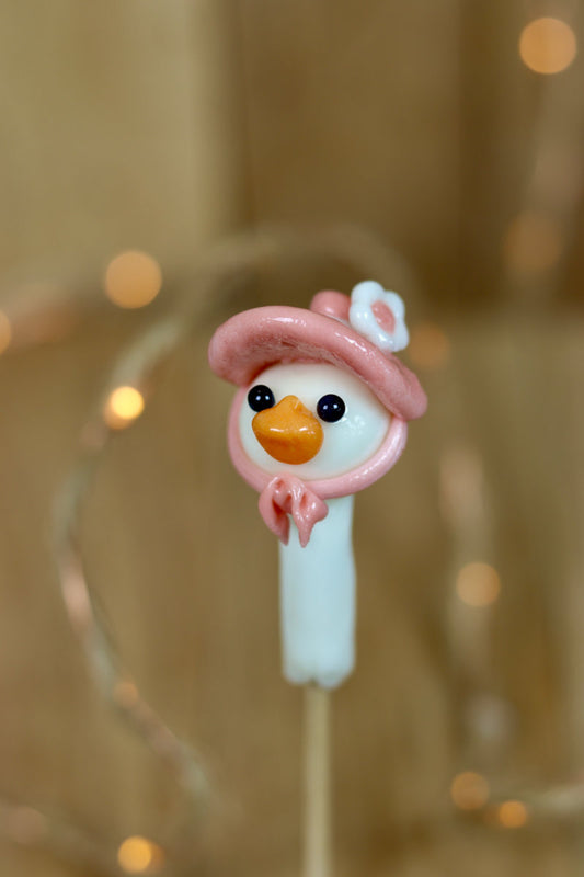 Sucette sculptée en forme d'oie au citron avec un petit chapeau à la framboise