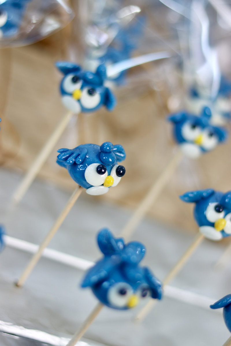 Sucette sculptée en forme d'oiseau à la myrtille et au citron, dans l'atelier de production