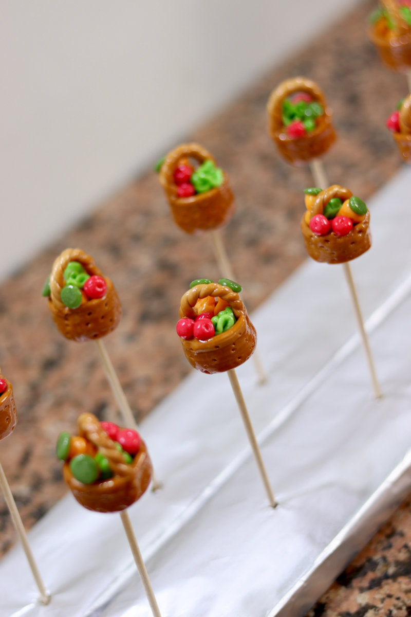 Sucette sculptee en forme de panier de légume, en sucre cuit aromatisé avec divers fruit. Dans notre atelier Français