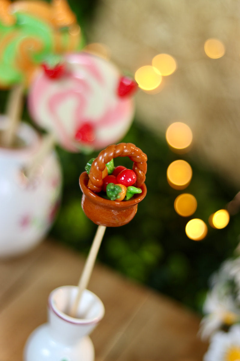 Sucette sculptée en forme de panier de légume multifruit