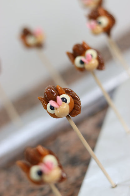 Production de sucette sculptée au caramel avec un papillon sur le nez. Photo prise dans notre atelier