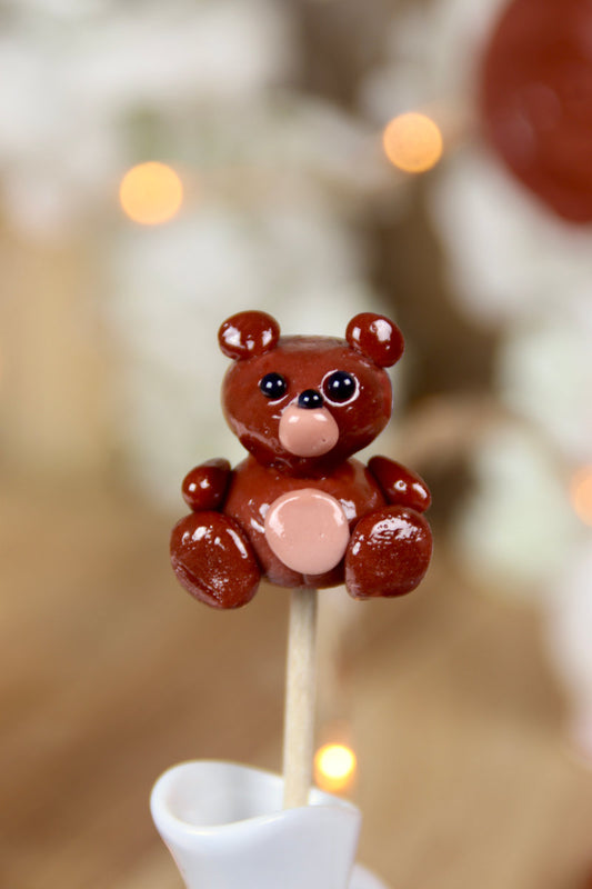 Une sucette artisanale sculptée en forme de peluche au cacao mignon