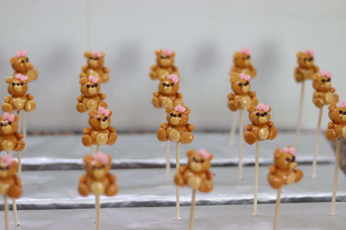 Production de Sucette sculptée en forme peluche au caramel beurre salé. Dans notre atelier de fabrication en France Bourgogne