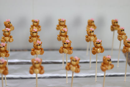 Production de Sucette sculptée en forme peluche au caramel beurre salé. Dans notre atelier de fabrication en France Bourgogne