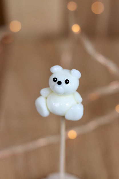 Sucette sculptée en forme de peluche à la noix de coco. 