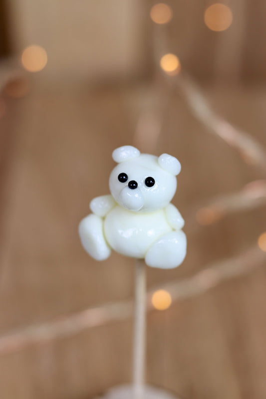 Sucette sculptée en forme de peluche à la noix de coco. 