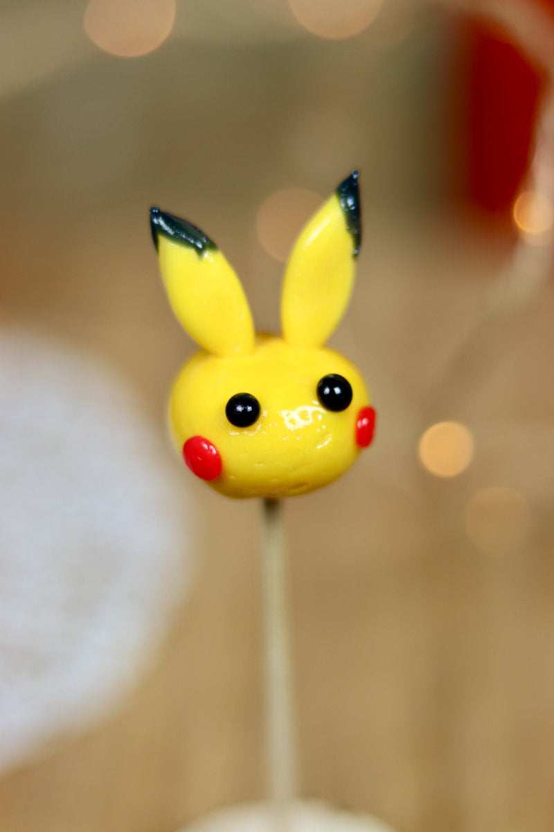 Sucette artisanale sculptée en forme de Pikachu à la banane