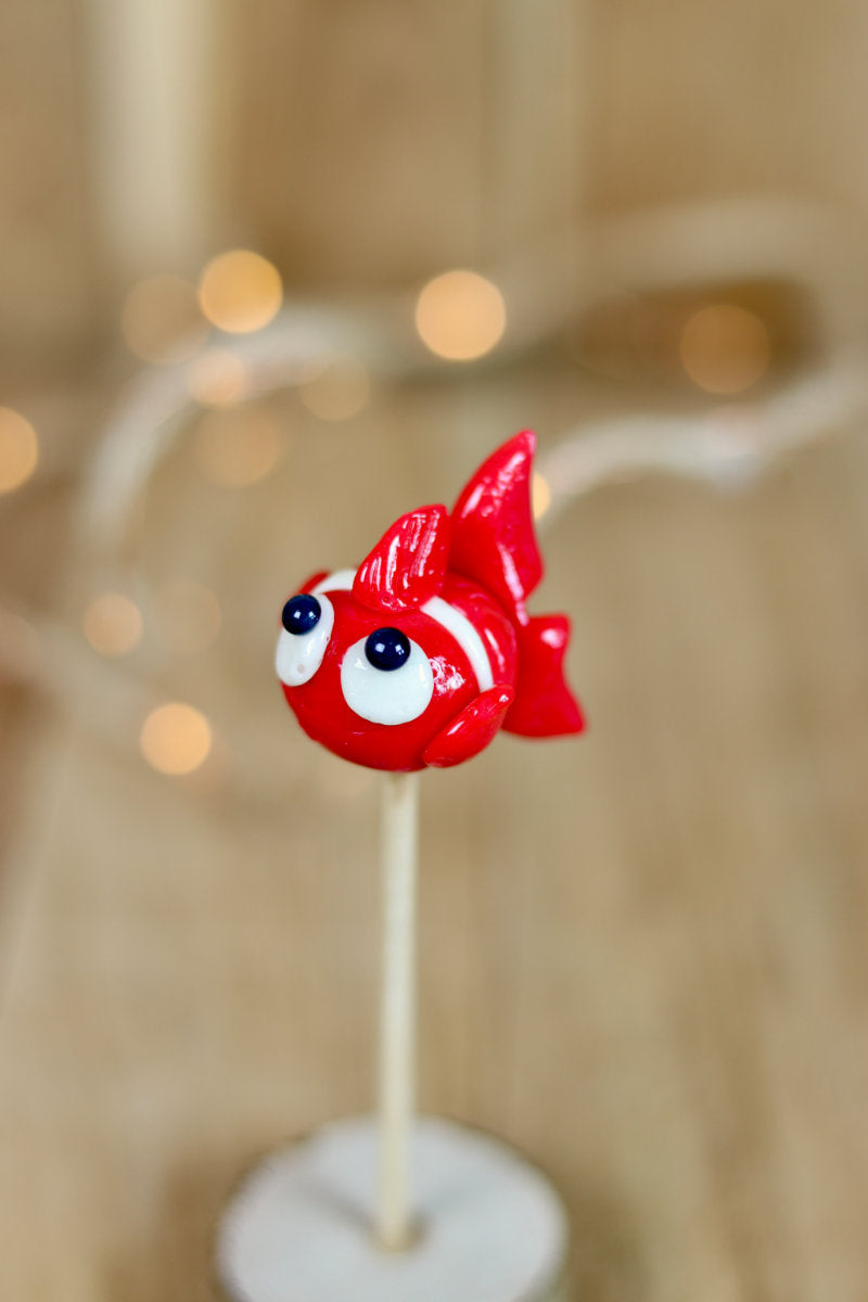 Sucette sculptée en forme de poisson rouge à la framboise t à la noix de coco inspiré de Nemo 