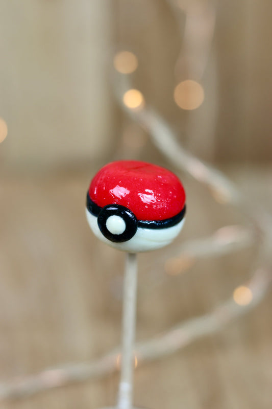 Sucette sculptée en forme de pokéball vanille cerise cola