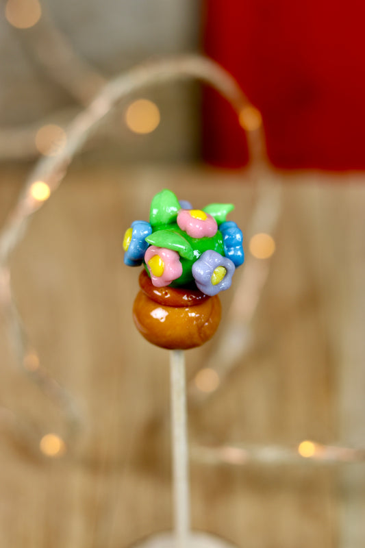 Sucette sculptée en forme de pot de fleur multifruit. 