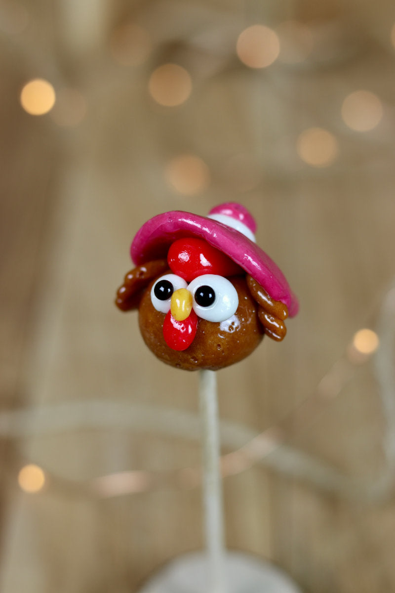 Sucette sculptée en forme de poule au cola avec un chapeau à la cerise