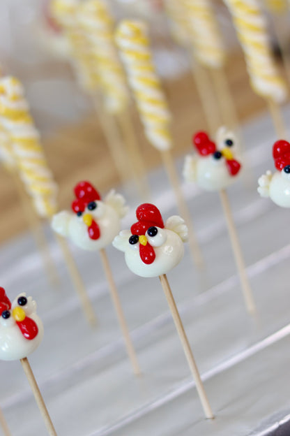 Production de sucette sculptée en forme de poule au citron et à la framboise