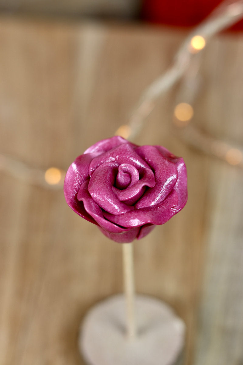 Sucette sculptée en forme de rose au cassis