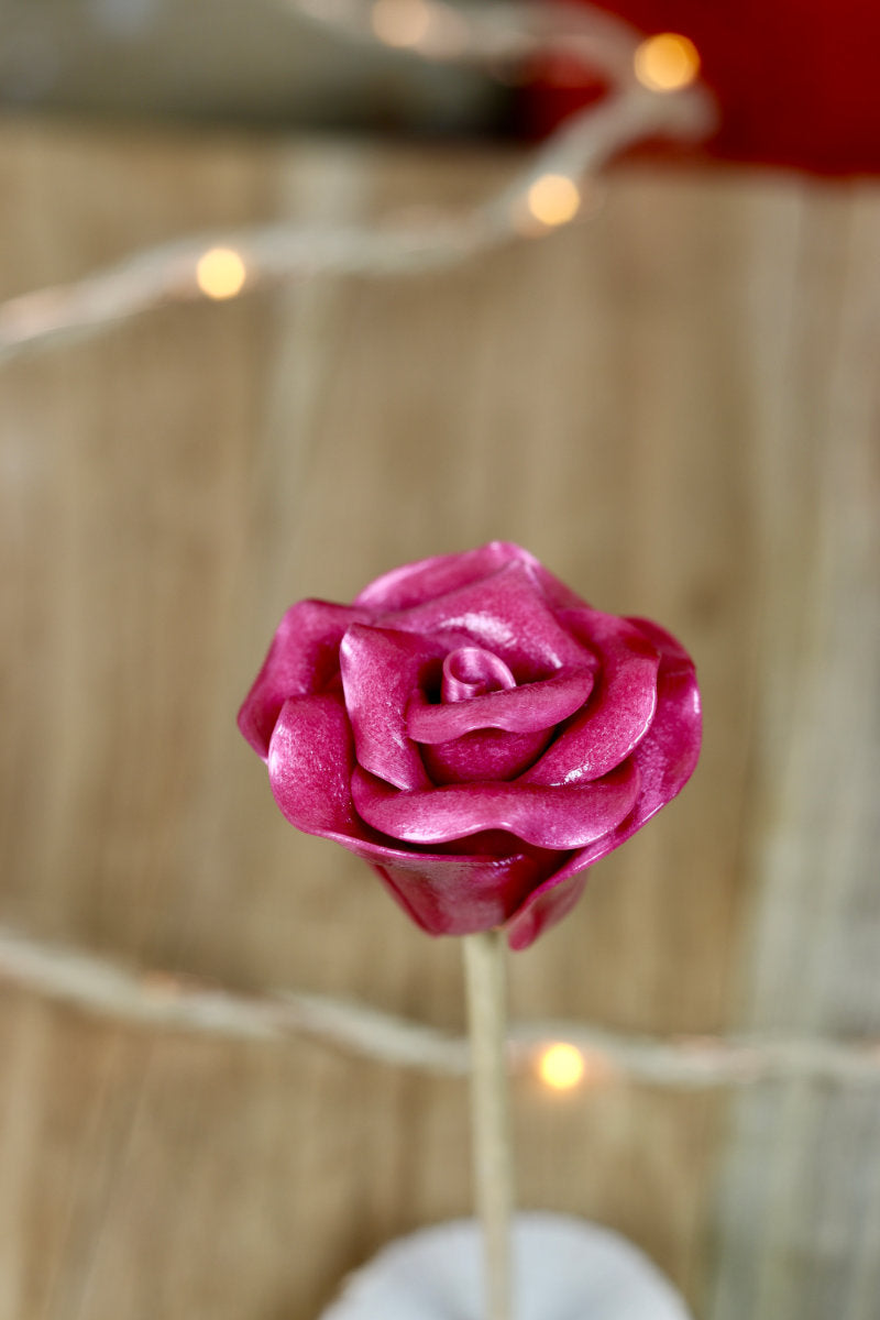 Sucette sculptée en forme de rose à la cerise