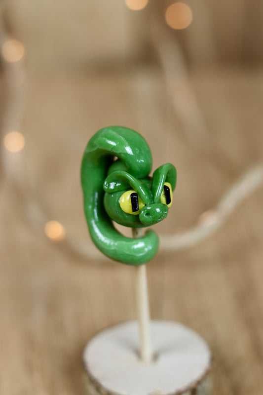 Sucette sculptée en forme de serpent à a pomme