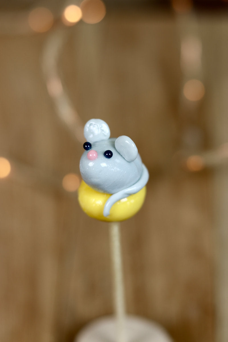 Sucette sculptée en forme de souris au citron. 