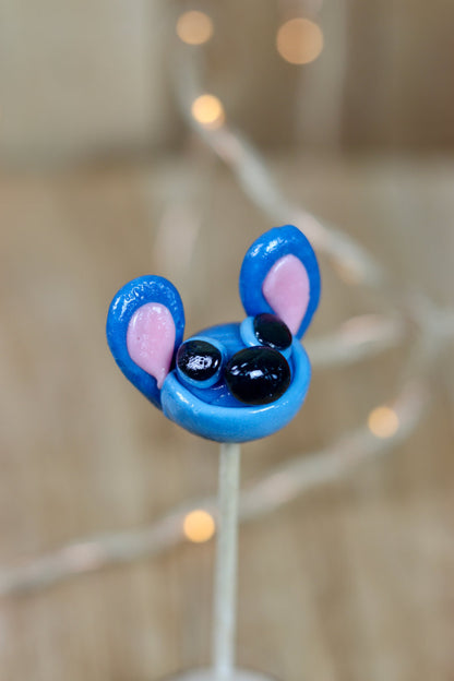 Sucette sculptée en forme de Stich à la myrtille et à la Fraise