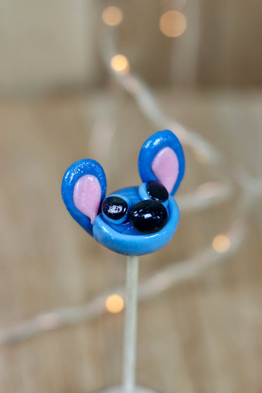 Sucette sculptée en forme de Stich à la myrtille et à la Fraise