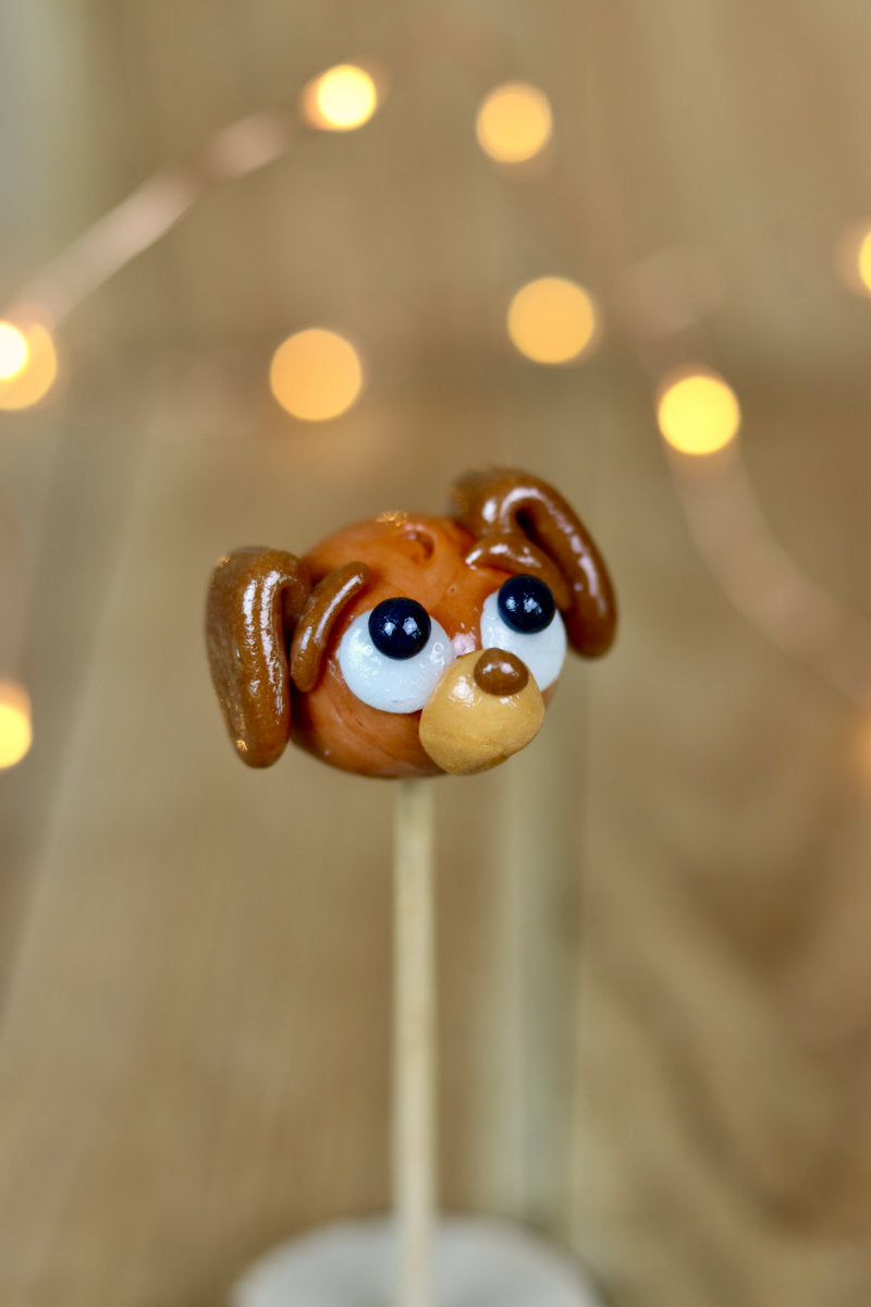 Sucette sculptée en forme de teckel au cola et au caramel beurre salé