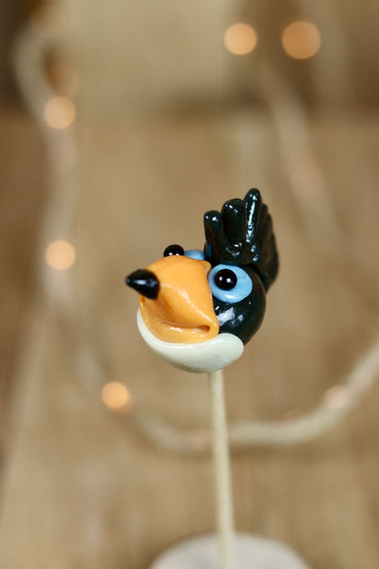 Une sucette sculptée en forme de toucan aux saveurs multifruit