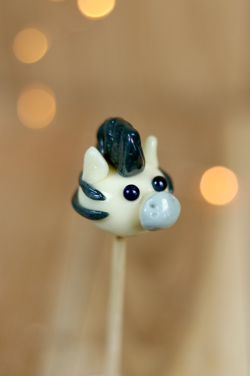 Sucette sculptée en forme de zèbre à la vanille et au cola
