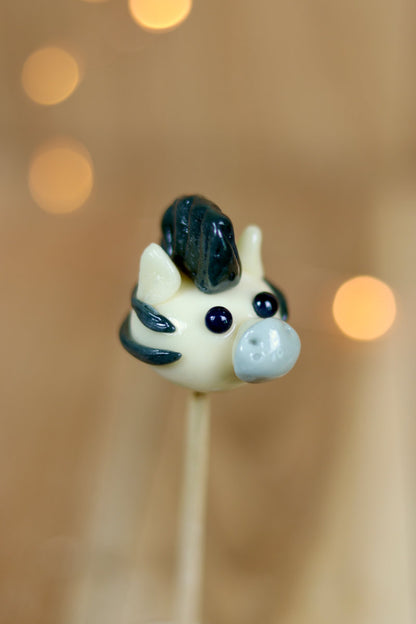 Sucette sculptée en forme de zèbre à la vanille et au cola