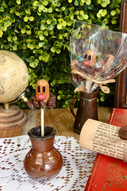 Sucette en forme de taupiqueur dans un décor ancien