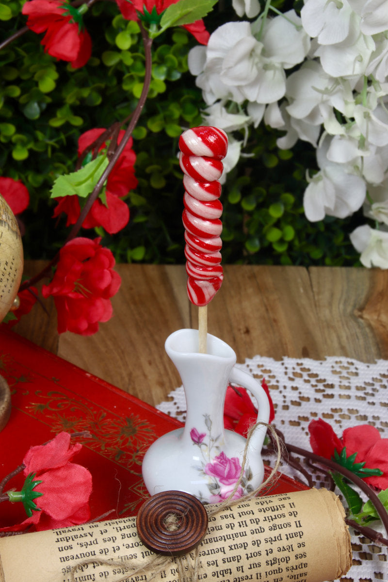 Une sucette torsade traditionnel artisanale à la vanille et à la cerise