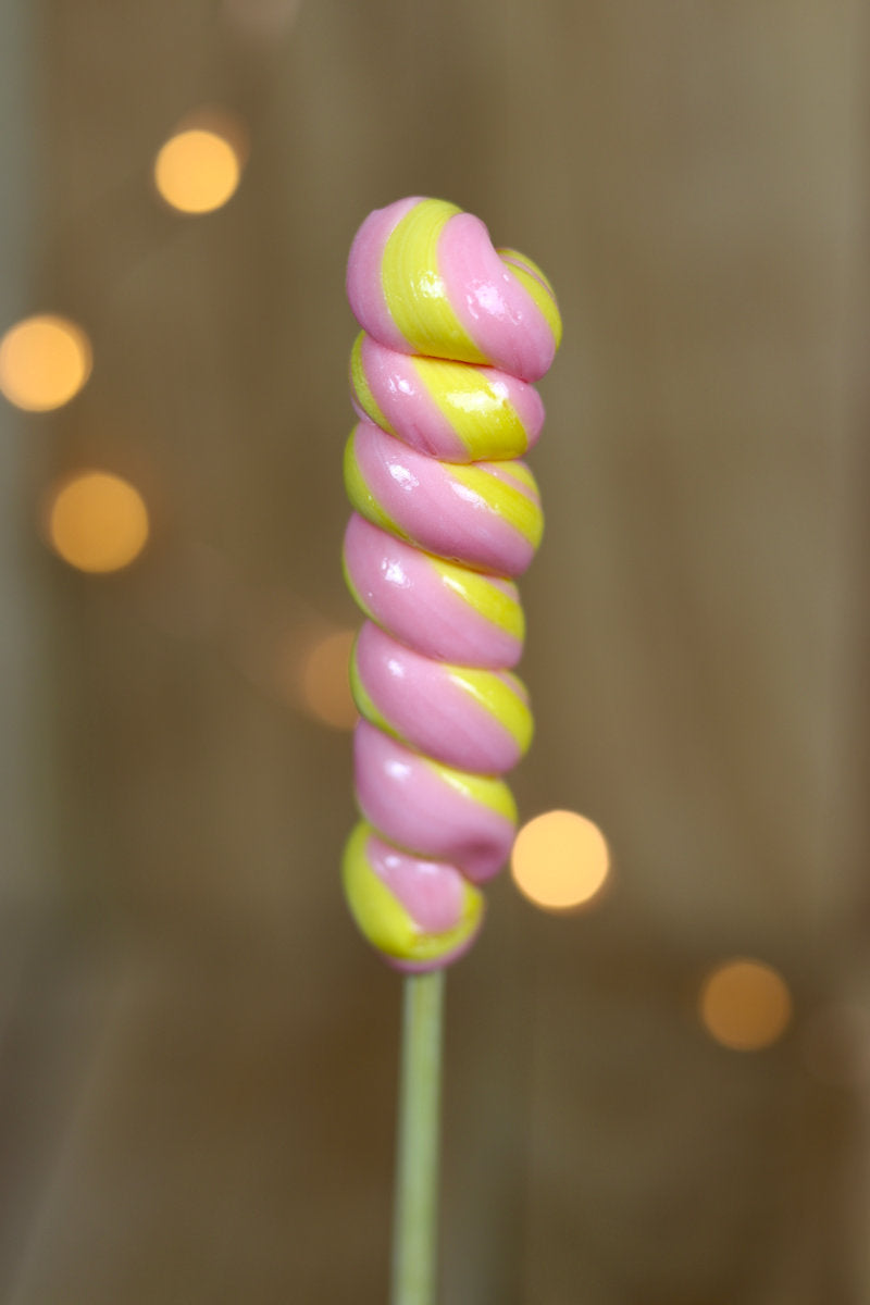 Sucette torsade artisanale banane fraise fabriquée dans notre atelier en Bourgogne