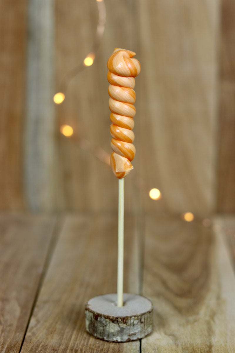 Sucette torsade artisanale à l'orange fabriquée dans dans atelier en Bourgogne