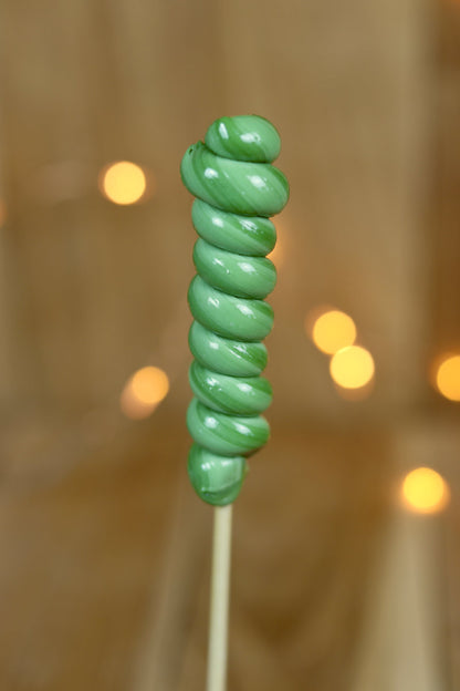 Sucette torsade artisanale à la pomme dans une ambiance féérique