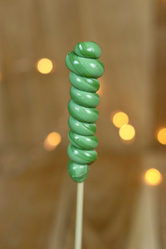 Sucette torsade artisanale à la pomme dans une ambiance féérique
