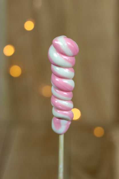 Une sucette artisanale vanille fraise fabriqué dans notre atelier en Bourgogne