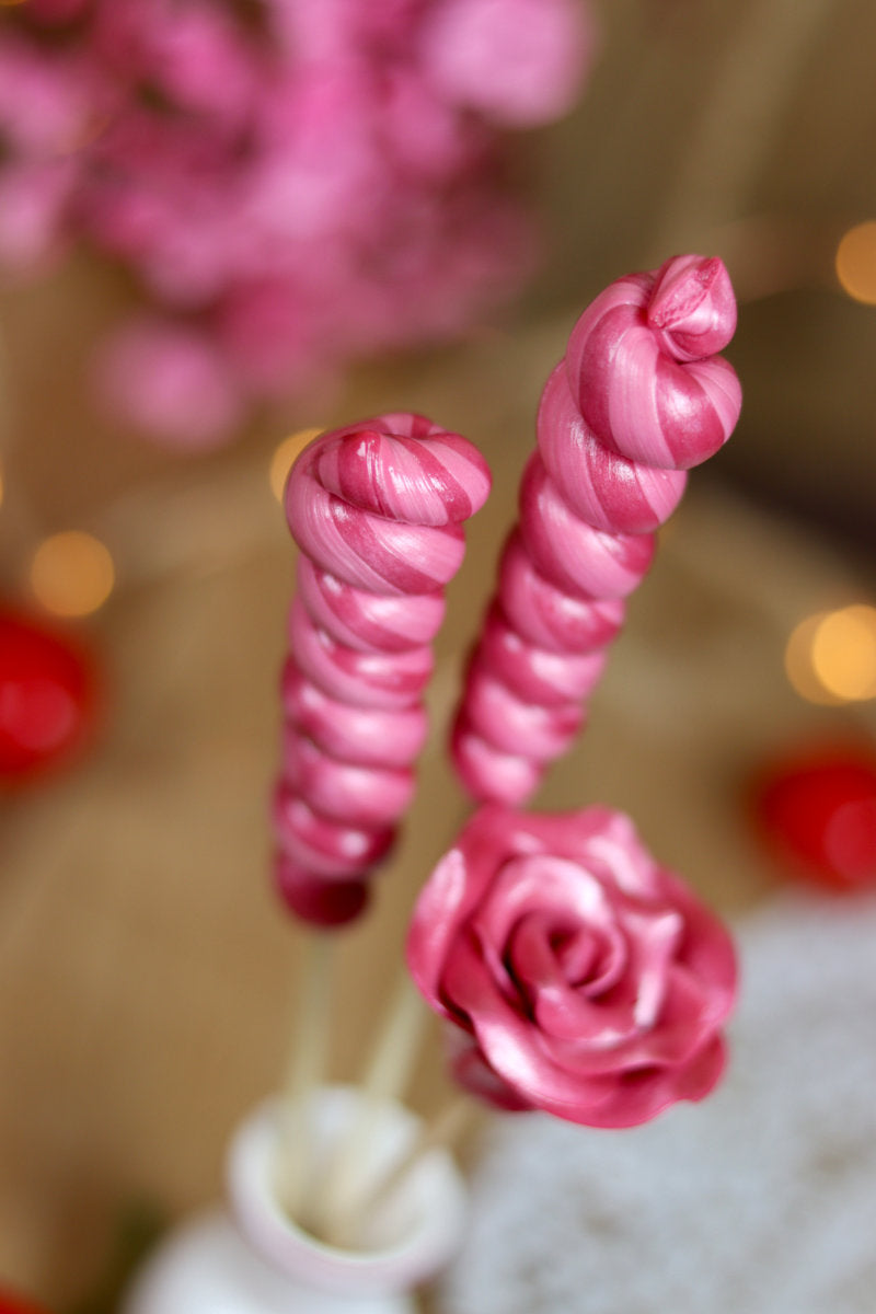 Sucette torsade à la cerise accompagnée du sucette sculptée en forme de rose à la cerise