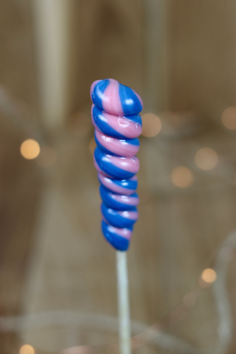 Sucette torsade artisanale à la myrtille et à la fraise