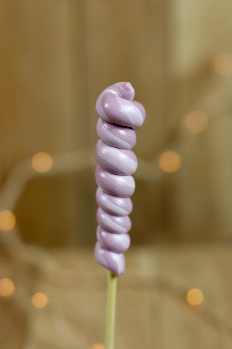 Sucette torsade artisanale à la violette. 