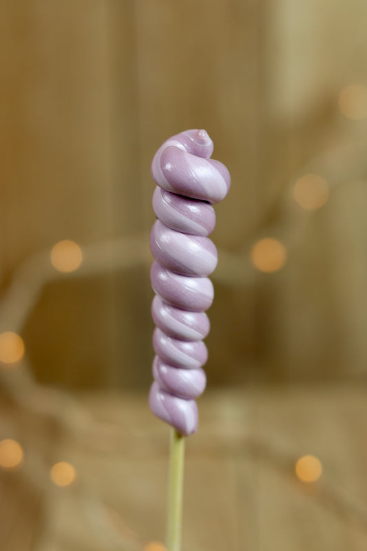 Sucette torsade artisanale à la violette. 