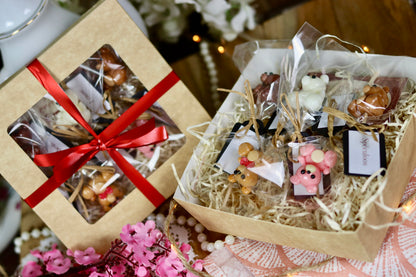un coffret contenant des sucettes en forme de peluche 