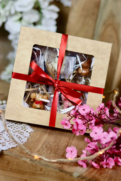 un coffret contenant des sucettes en forme de peluche 