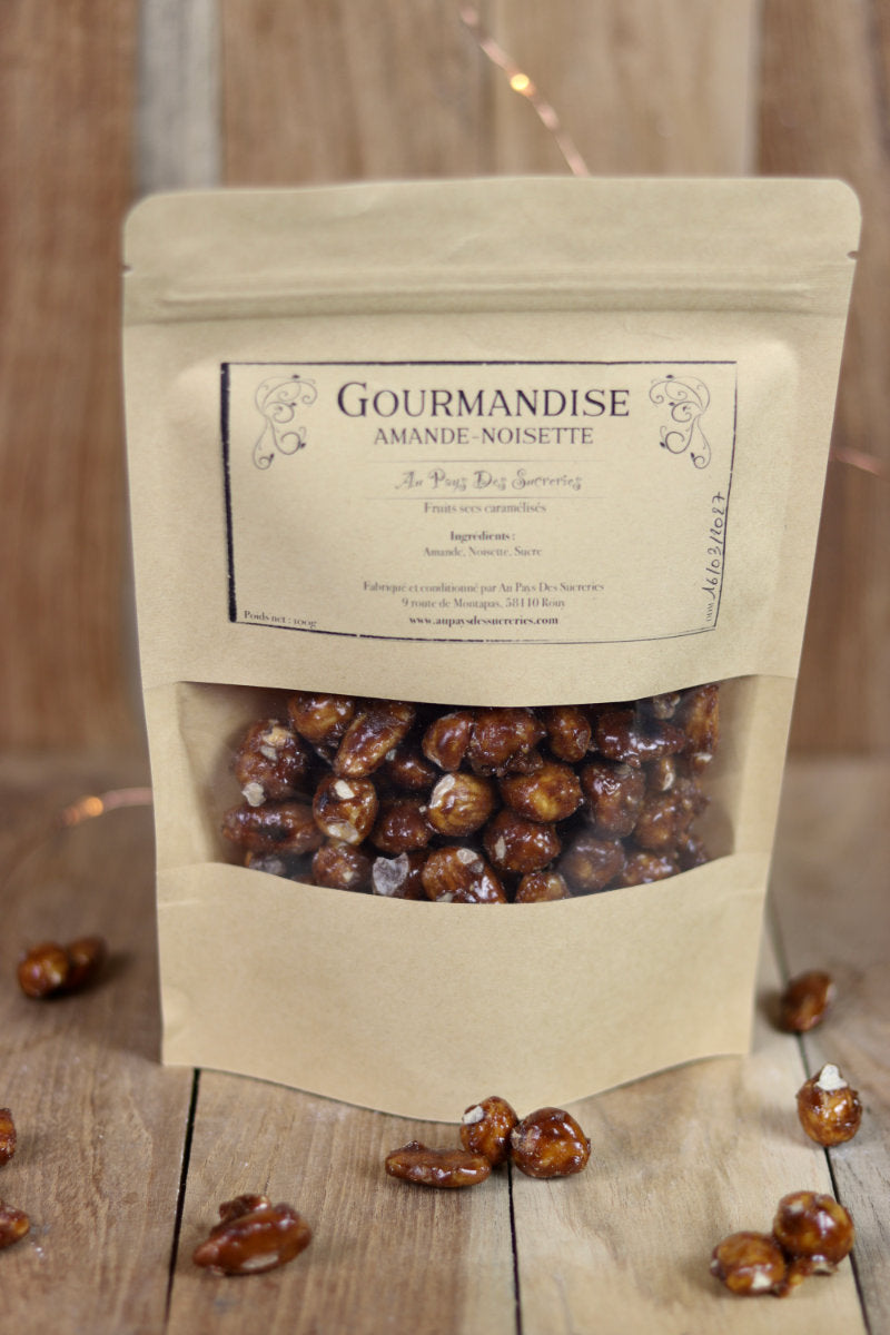 Un sachet de gourmandise amande noisette. Des fruits secs caramélisés fabriqué et conditionné en Bourgogne