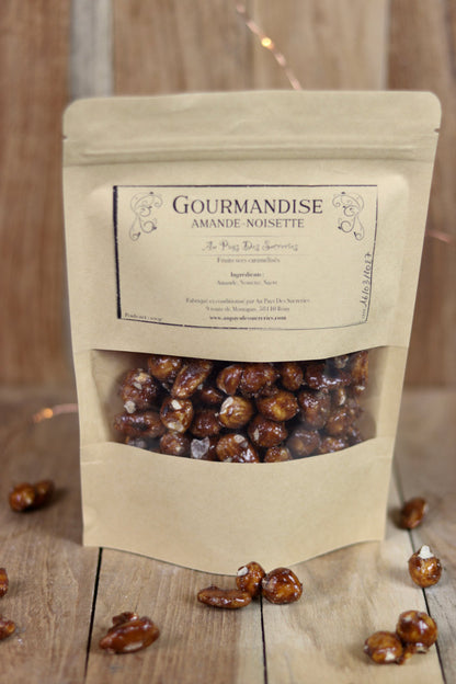 Un sachet de gourmandise amande noisette. Des fruits secs caramélisés fabriqué et conditionné en Bourgogne