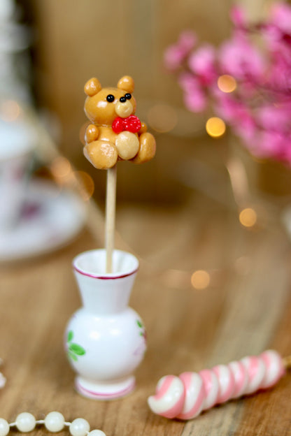 sucette en forme de peluche au caramel beurre salé avec un noeud papillon