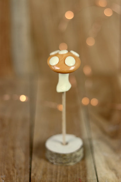 sucette sculptée en forme de champignon au caramel beurre salé et à la vanille