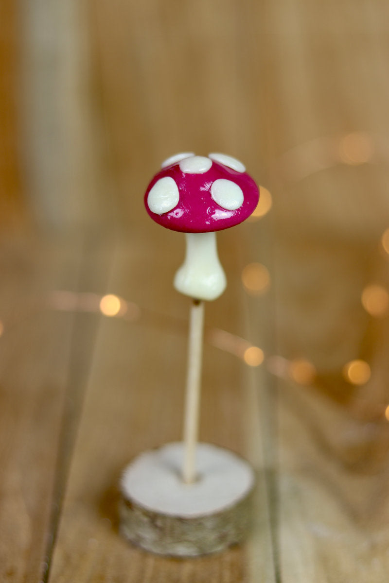 Sucette sculptée à la main en forme de champignon au cassis et à la vanille