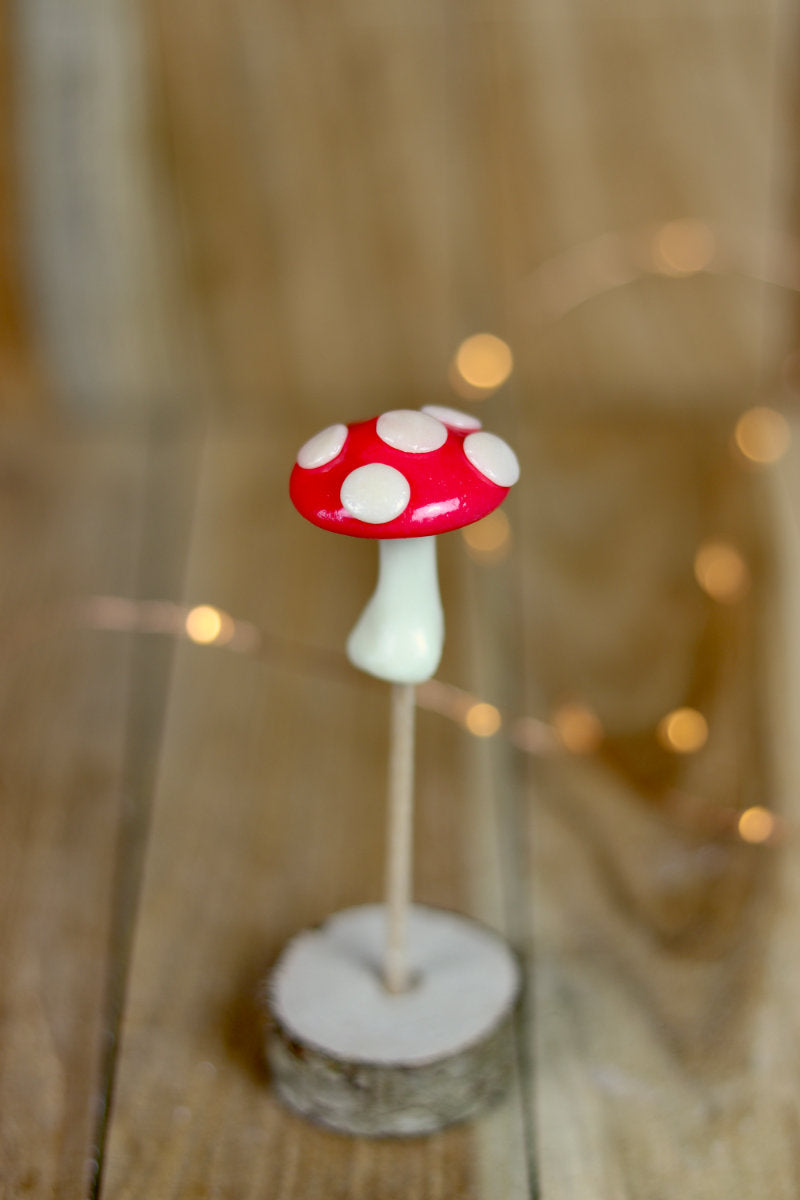 Sucette sculptée en forme de champignon à la cerise et à la vanille