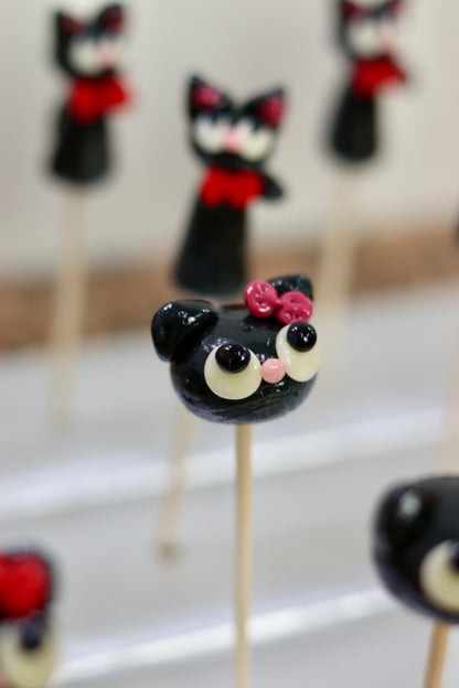Sucette sculptée en forme de chat noir au cassis
